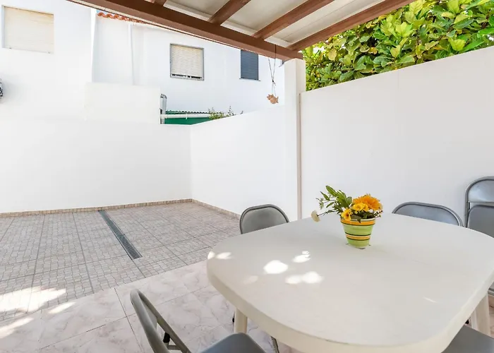 Cozy 3 Bdr House Duplex With Patio By Lovelystay Holiday home