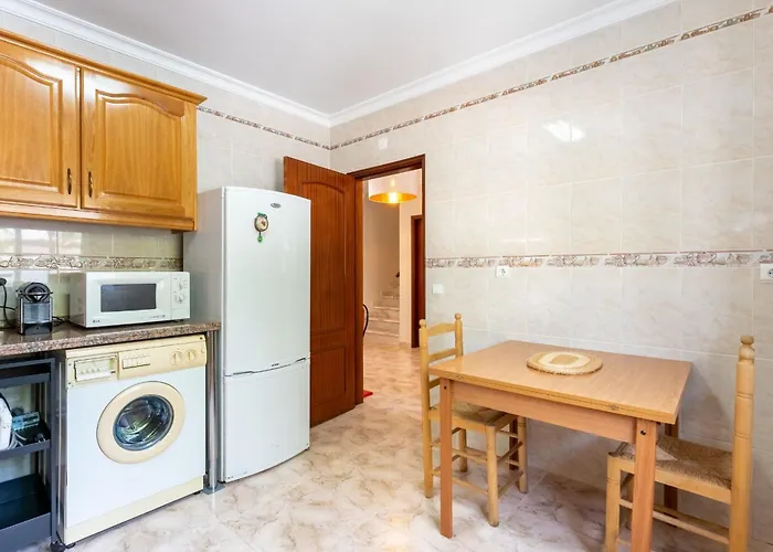 Cozy 3 Bdr House Duplex With Patio By Lovelystay